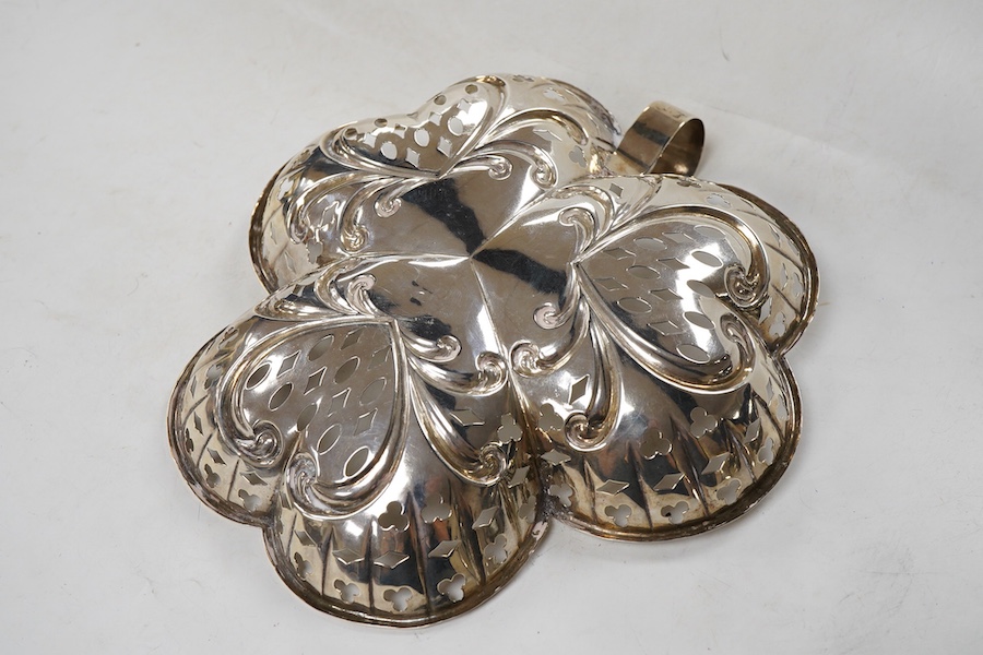 A late Victorian pieced silver clover shaped dish, with single handle (repair), Isadore Leapman, Birmingham, 1900, 21cm, 7.3oz.
